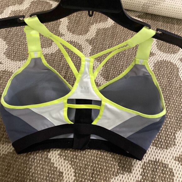 Victoria’s Secret sports bra size 34DD - Picture 2 of 5